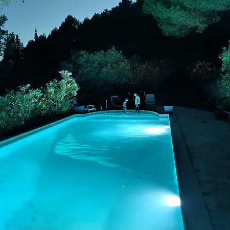 Cigalons En Pleine Pinede Avec Piscine Chauffee De Mai A Septembre
